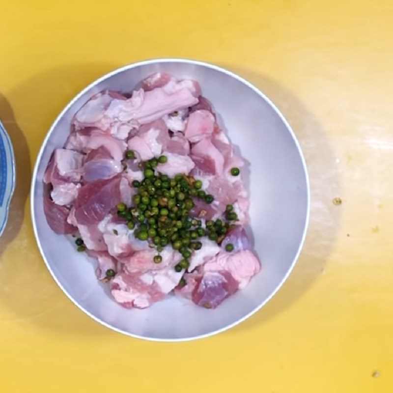 Step 2 Marinate the meat Green pepper stewed meat