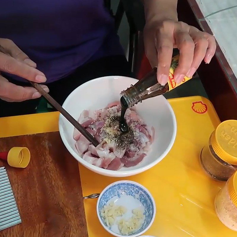 Step 3 Marinate the meat for braised pork with papaya