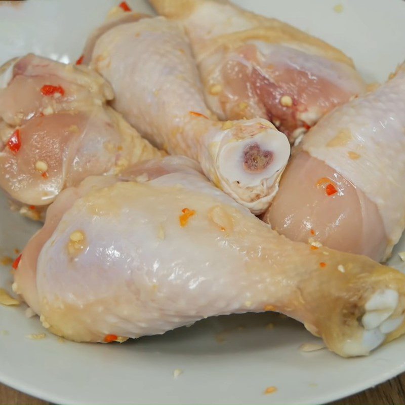 Step 2 Marinate and steam the chicken Fried chicken thighs with fish sauce