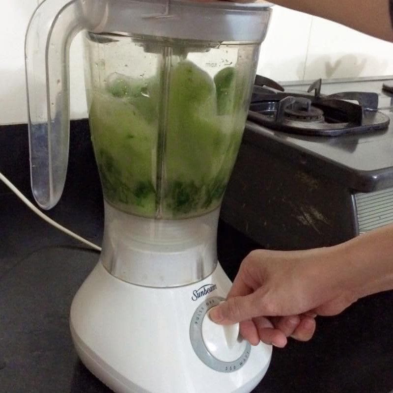 Step 1 Squeeze the juice from butterfly pea flowers and pandan leaves for two-layer sticky rice