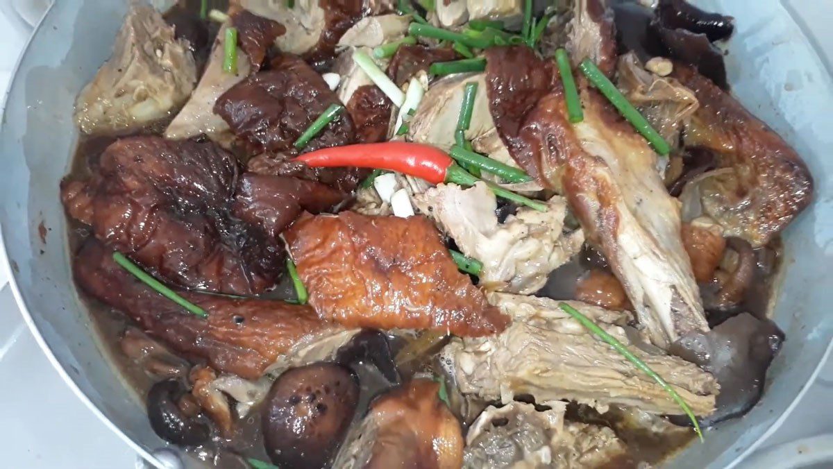 Roasted duck stir-fried with shiitake mushrooms