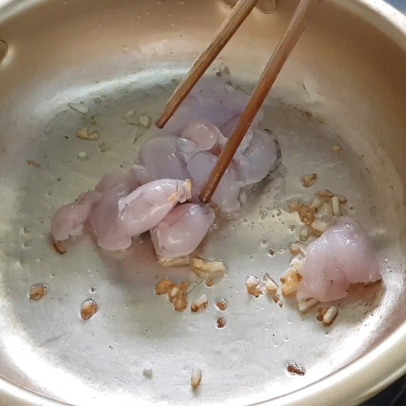 Step 3 Stir-fry and add the frog meat to the pot Frog porridge with water spinach