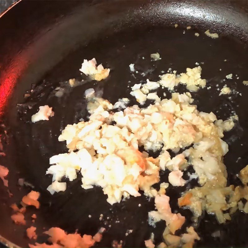 Step 3 Stir-fry and reduce the snakehead fish with pumpkin and cheese porridge