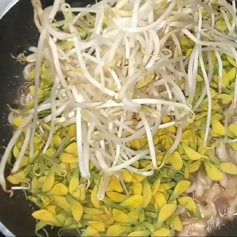 Step 4 Stir-fry water lily flowers with shrimp Stir-fried shrimp with water lily flowers