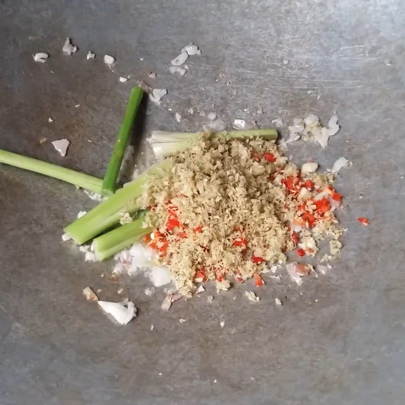 Step 4 Stir-fry the fish Stir-fried stingray with lemongrass and chili