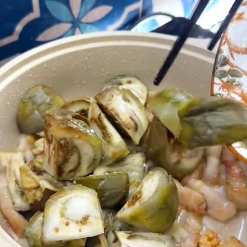 Step 3 Pre-fry the fish Snakehead fish braised with galangal