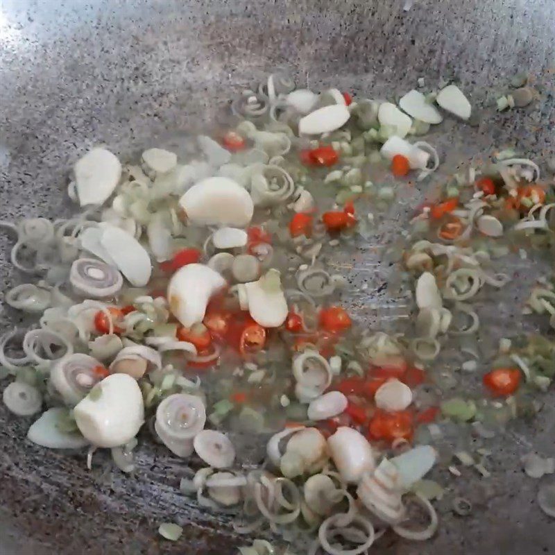 Step 3 Pre-fry the fish Snakehead fish braised with galangal