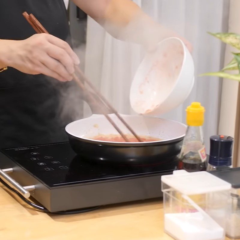 Step 4 Sauté the tomatoes for the sour soup