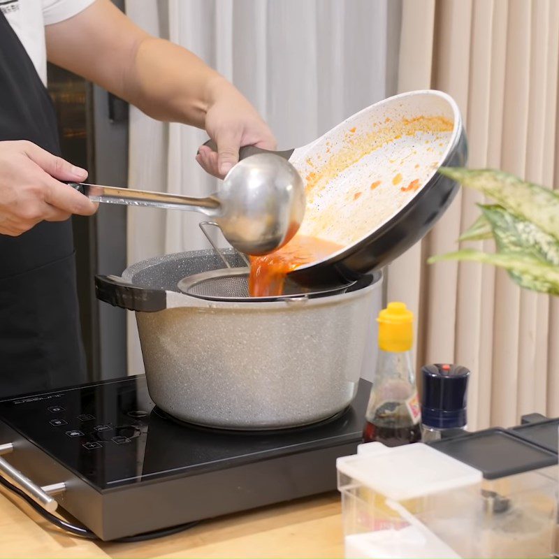 Step 4 Sauté the tomatoes for the sour soup