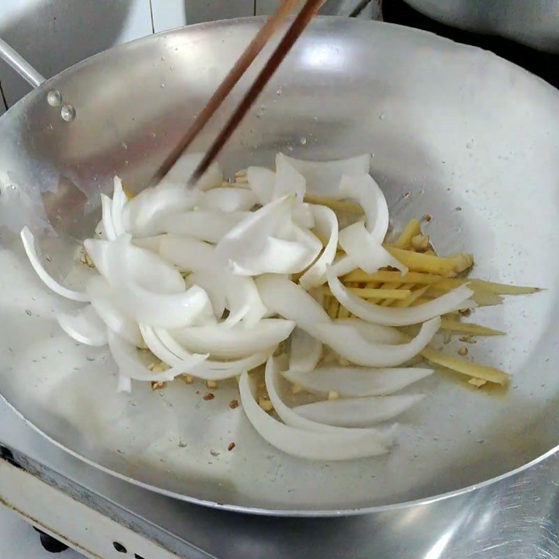 Step 2 Stir-fry the ingredients Jellyfish stir-fried with celery