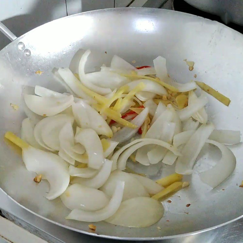 Step 2 Stir-fry the ingredients Jellyfish stir-fried with celery