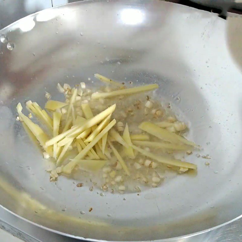 Step 4 Stir-fry the ingredients Grouper cooked with sour soup with sliced bamboo