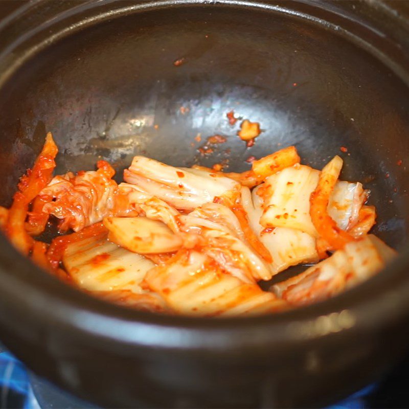 Step 3 Stir-fry the ingredients Seafood kimchi soup