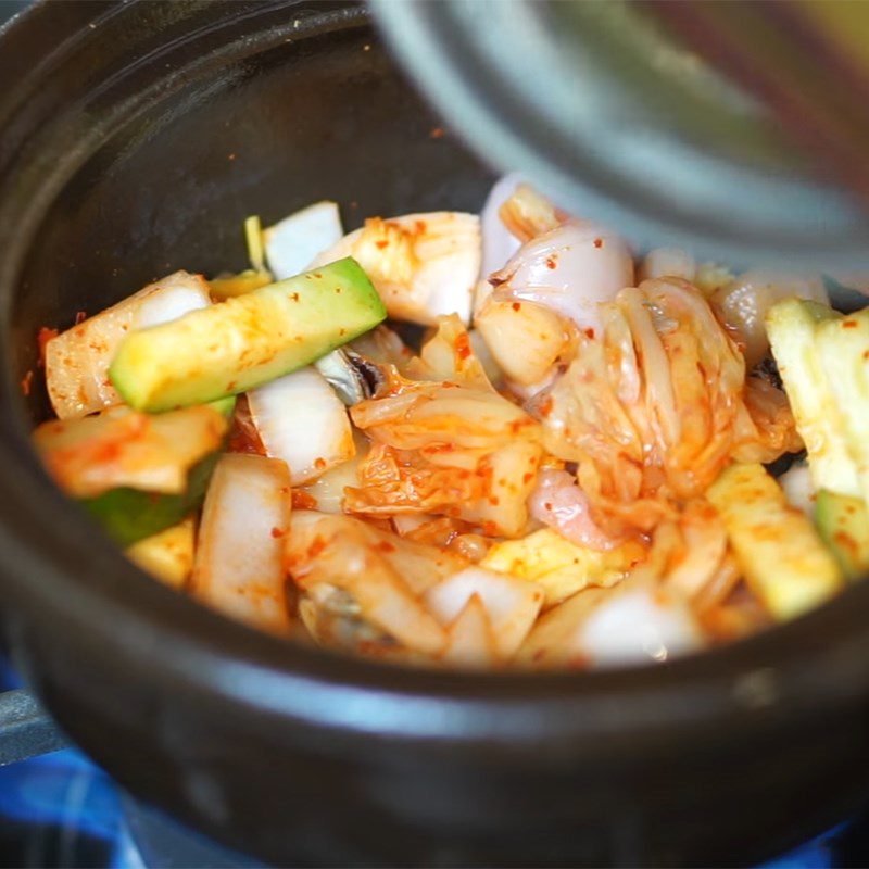 Step 3 Stir-fry the ingredients Seafood kimchi soup