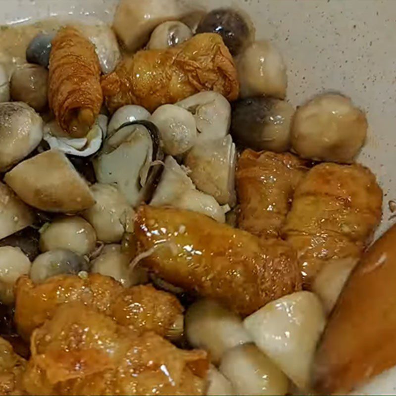 Step 3 Stir-fry the ingredients for vegetarian lemongrass chicken soup