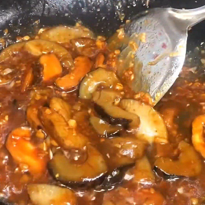 Step 4 Stir-fried sea cucumber with shiitake mushrooms