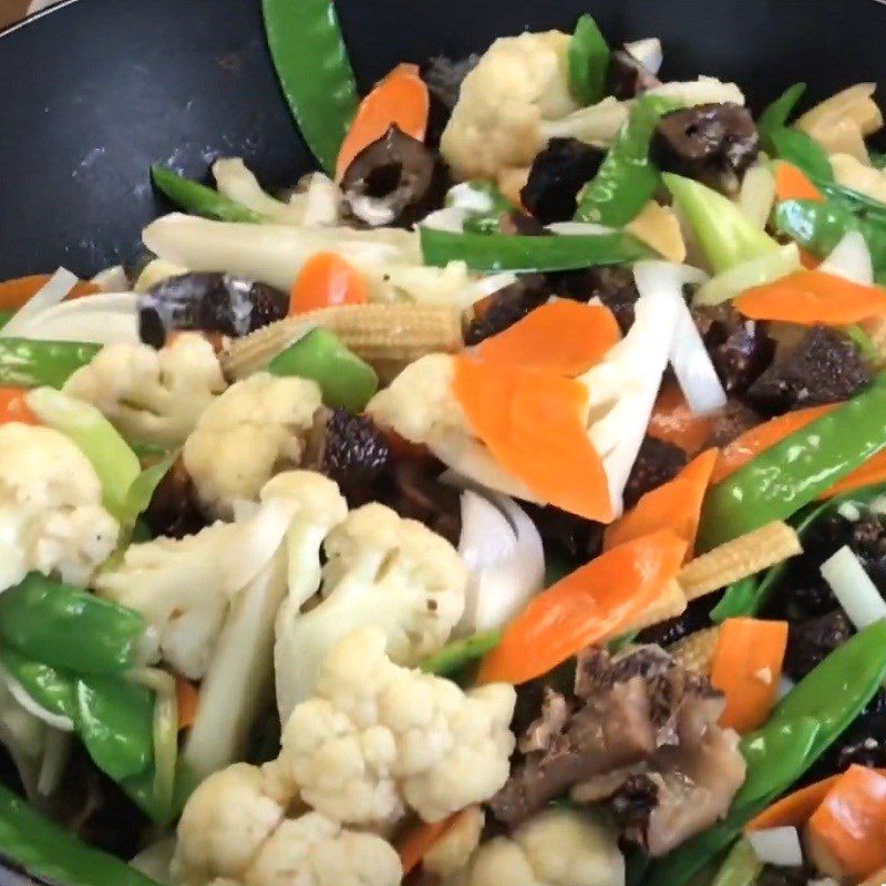 Step 4 Stir-frying sea cucumber Sea cucumber stir-fry with vegetables