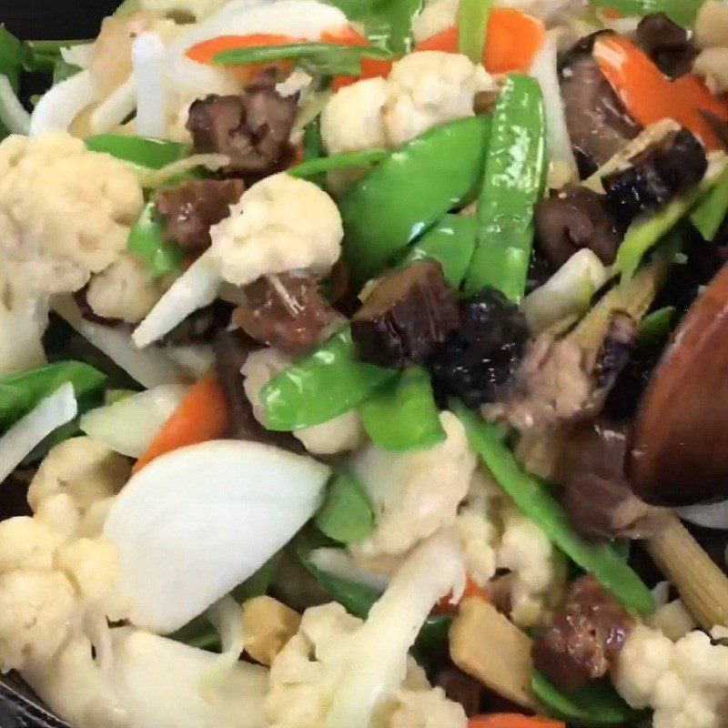 Step 4 Stir-frying sea cucumber Sea cucumber stir-fry with vegetables