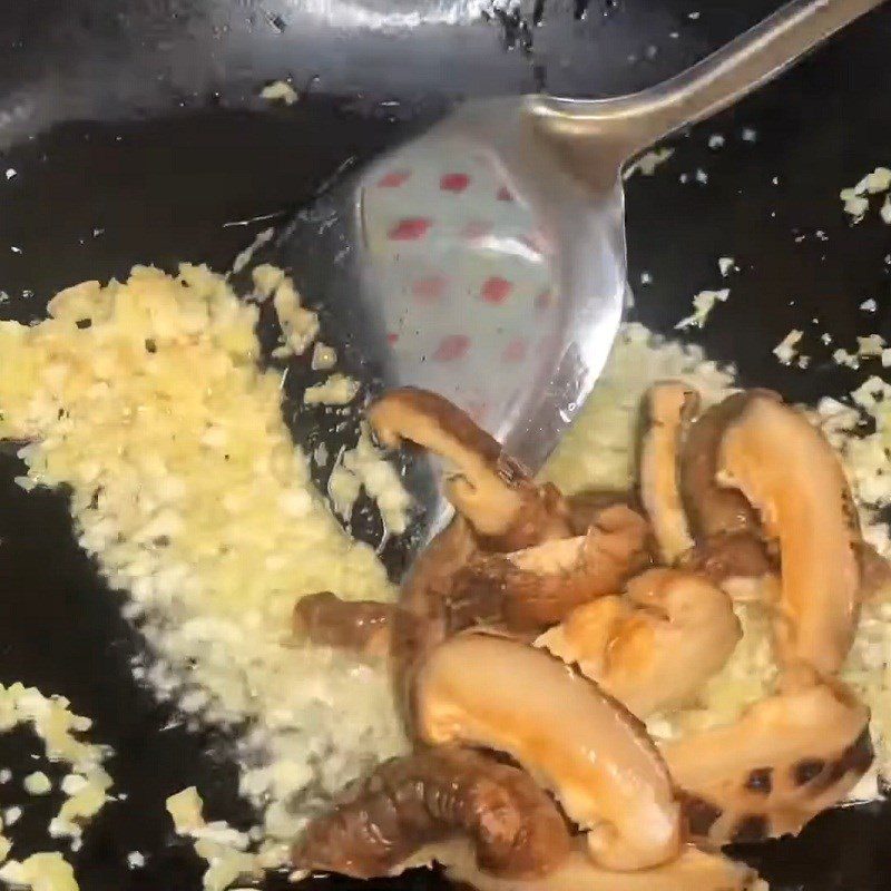 Step 4 Stir-frying sea cucumber Sea cucumber stir-fried with shiitake mushrooms