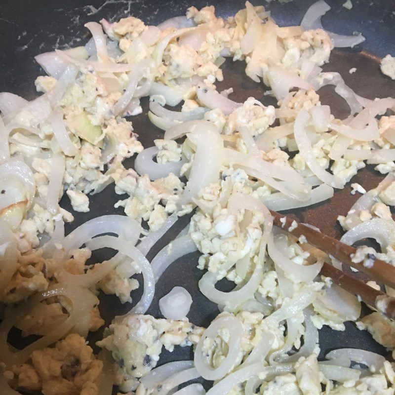 Step 2 Sauté onions with eggs Sautéed onions with chicken eggs