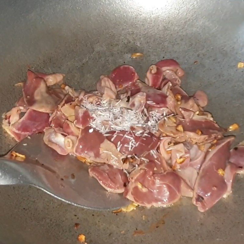 Step 2 Stir-fry the chicken gizzards Stir-Fried Chicken Gizzards with Straw Mushrooms