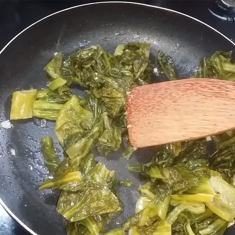 Step 3 Stir-fry chicken intestines with pickled mustard greens Stir-fried chicken intestines with pickled mustard greens