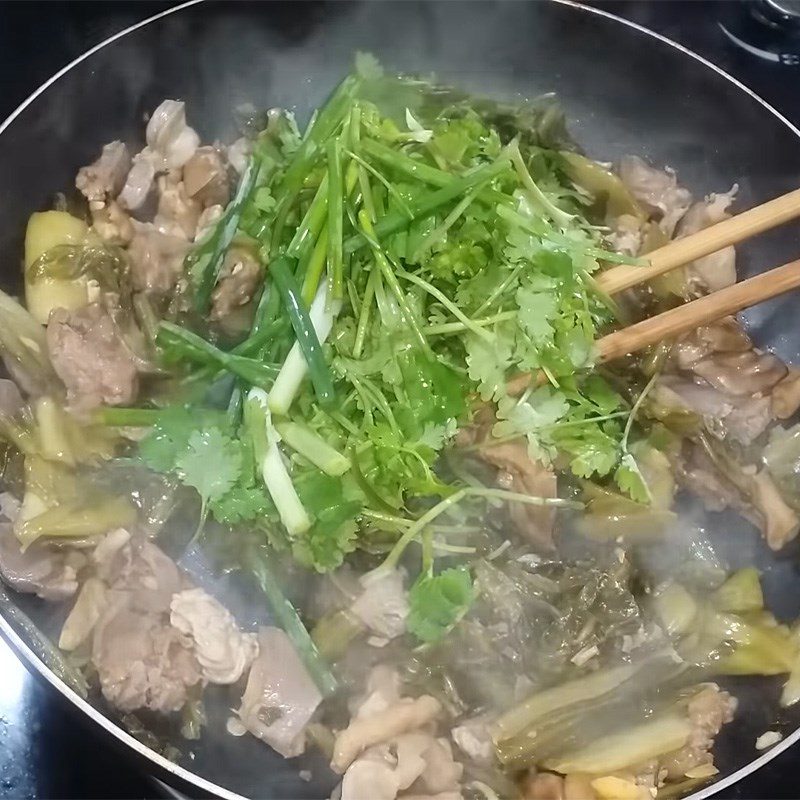 Step 3 Stir-fry chicken intestines with pickled mustard greens Stir-fried chicken intestines with pickled mustard greens