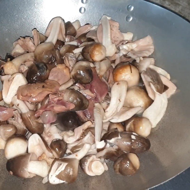 Step 3 Stir-fried chicken intestines with mushrooms Stir-fried chicken intestines with straw mushrooms