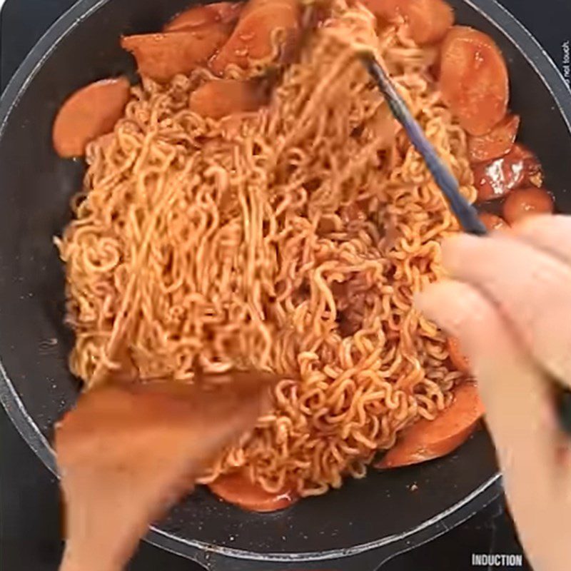 Step 3 Stir-fried noodles with sausage and cheese