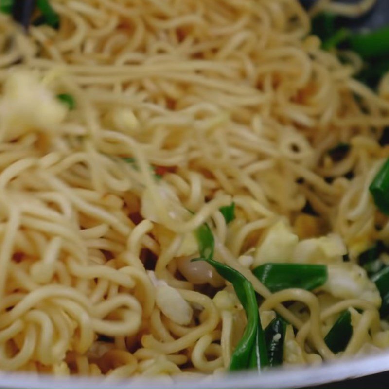 Step 3 Stir-fried noodles Stir-fried noodles with fried egg