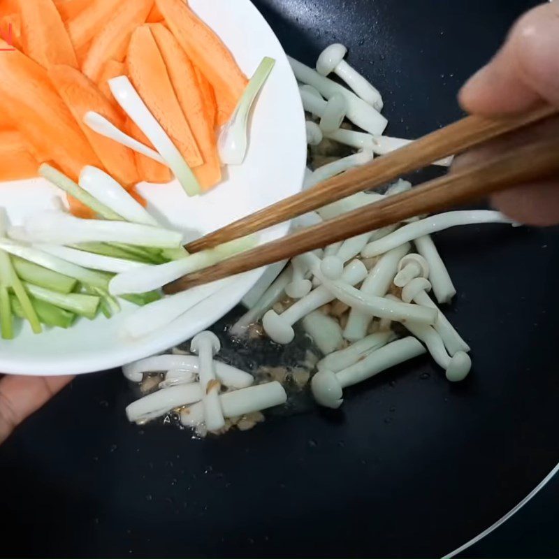 Step 3 Stir-fry vegetables Fried noodles with eggs, vegetables, and mushrooms