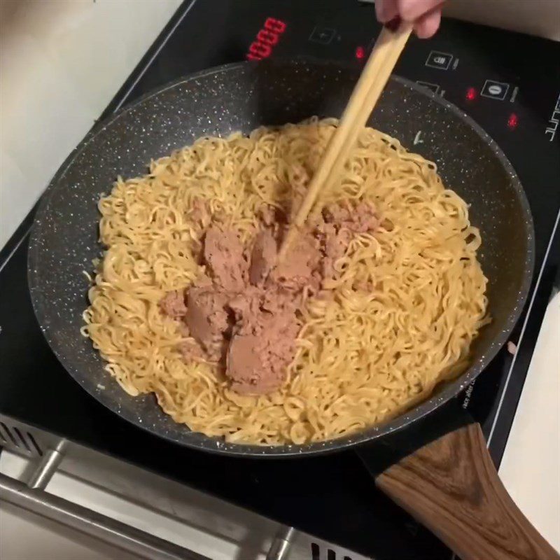 Step 2 Stir-fry the noodles Fried Noodles with Pate