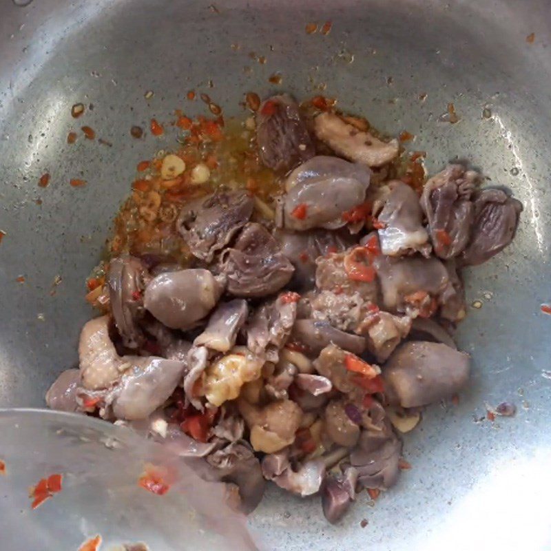 Step 5 Stir-fried noodles Stir-fried noodles with chicken entrails