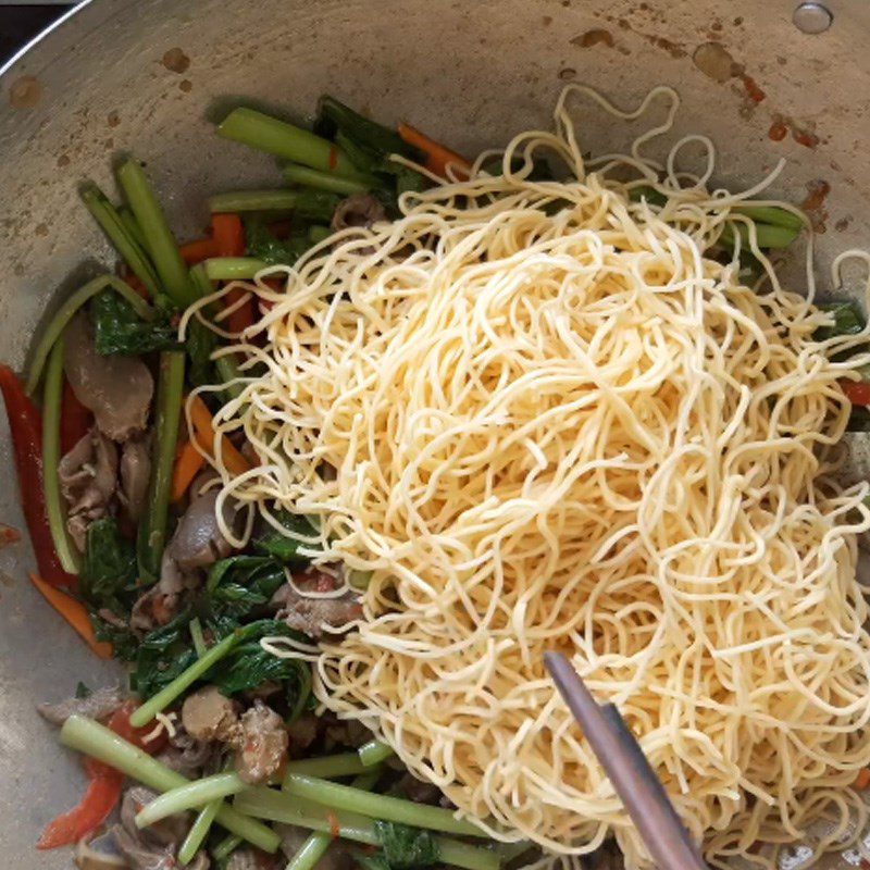 Step 5 Stir-fried noodles Stir-fried noodles with chicken entrails