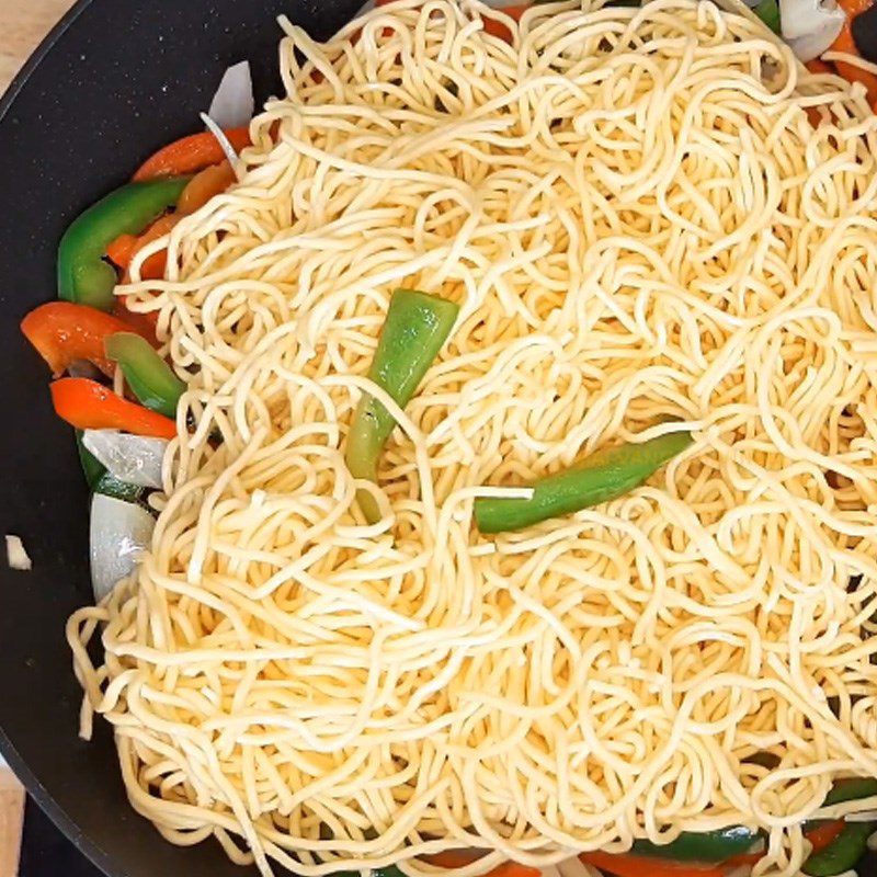 Step 4 Stir-fried noodles with chicken intestines and soft-boiled egg