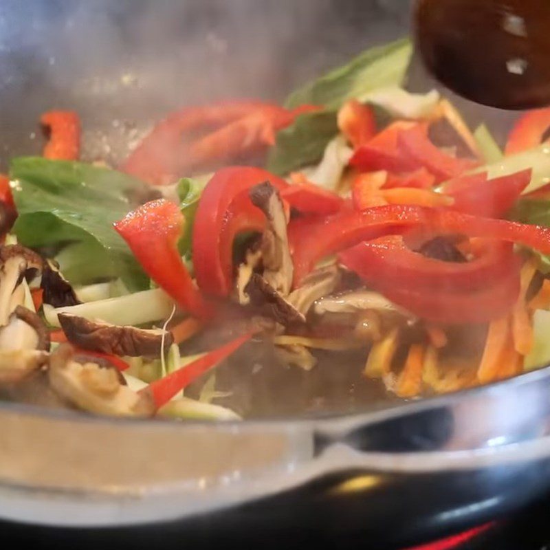 Step 5 Stir-fry noodles Fried noodles with chicken