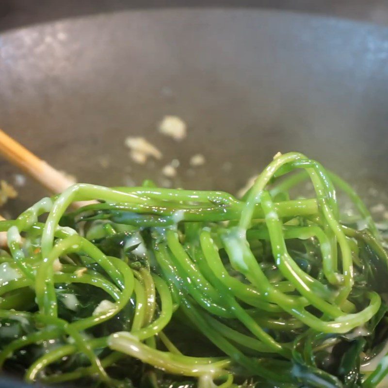 Step 3 Stir-fried water spinach with tamarind