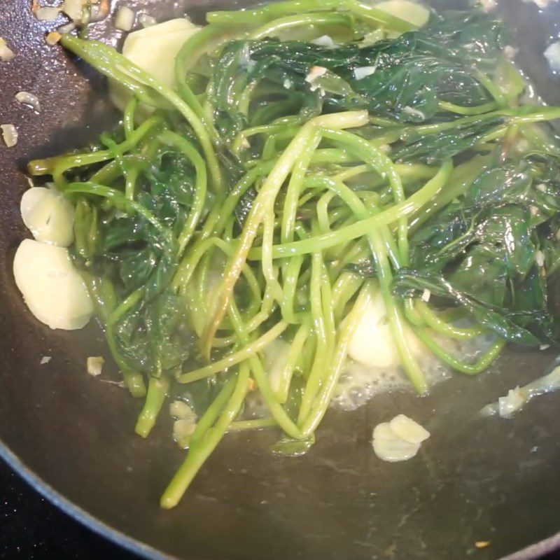 Step 3 Stir-fried water spinach with tamarind