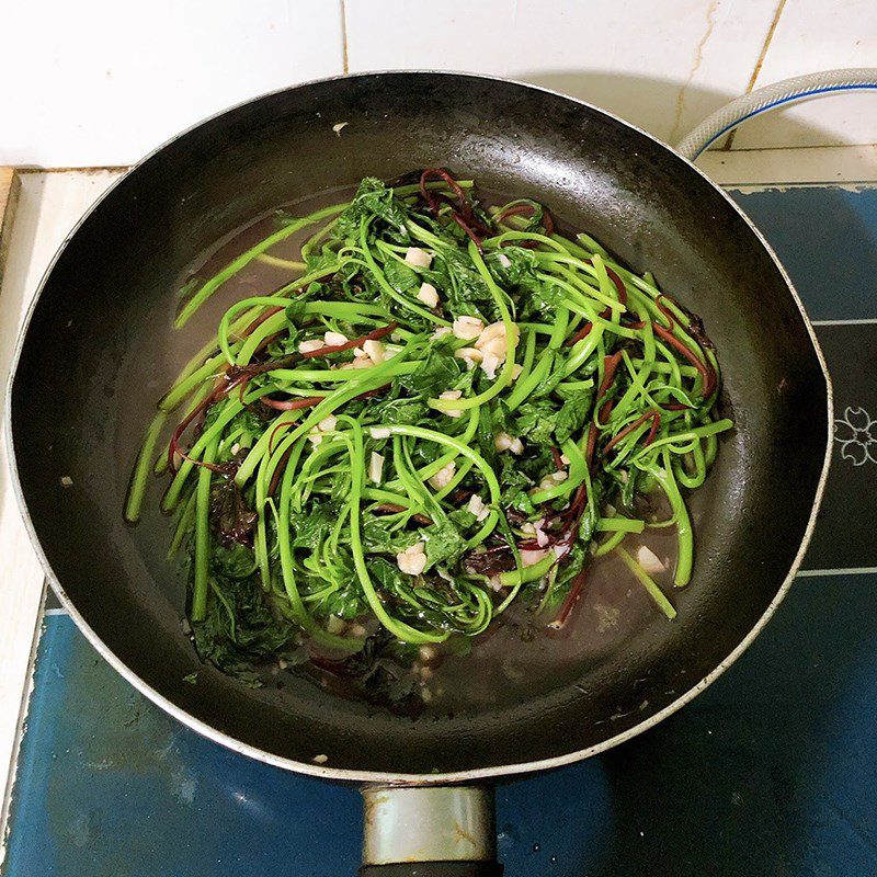 Step 2 Stir-fried Amaranth with Garlic