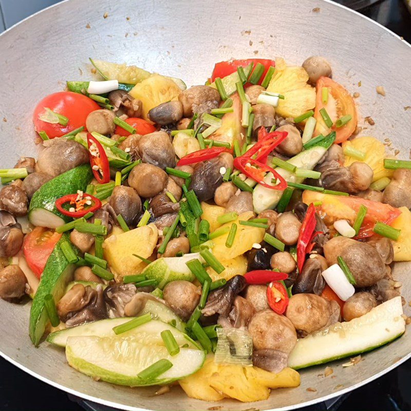 Step 4 Stir-fried mushrooms Sweet and sour stir-fried straw mushrooms