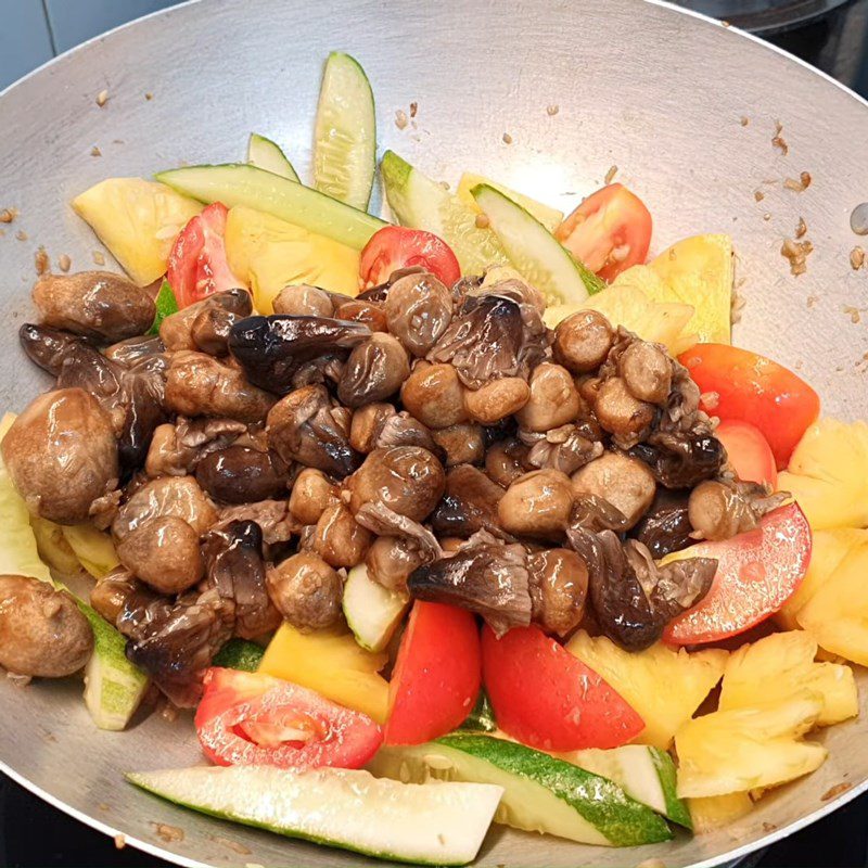 Step 4 Stir-fried mushrooms Sweet and sour stir-fried straw mushrooms