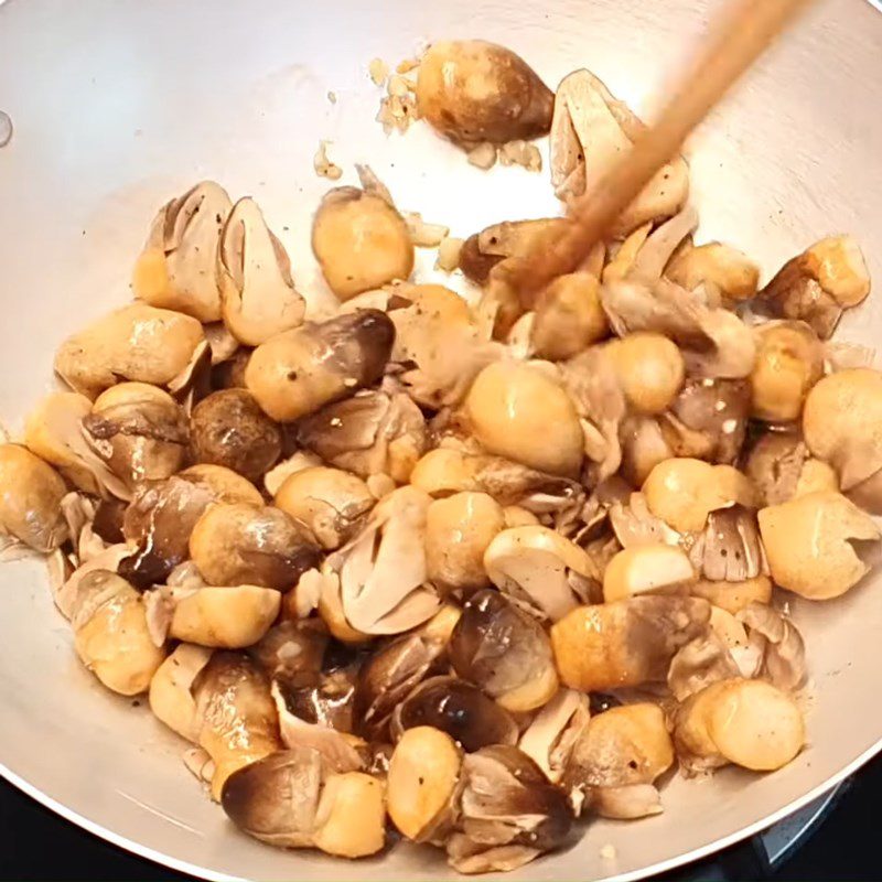 Step 4 Stir-fry straw mushrooms Straw mushrooms stir-fried with gourd