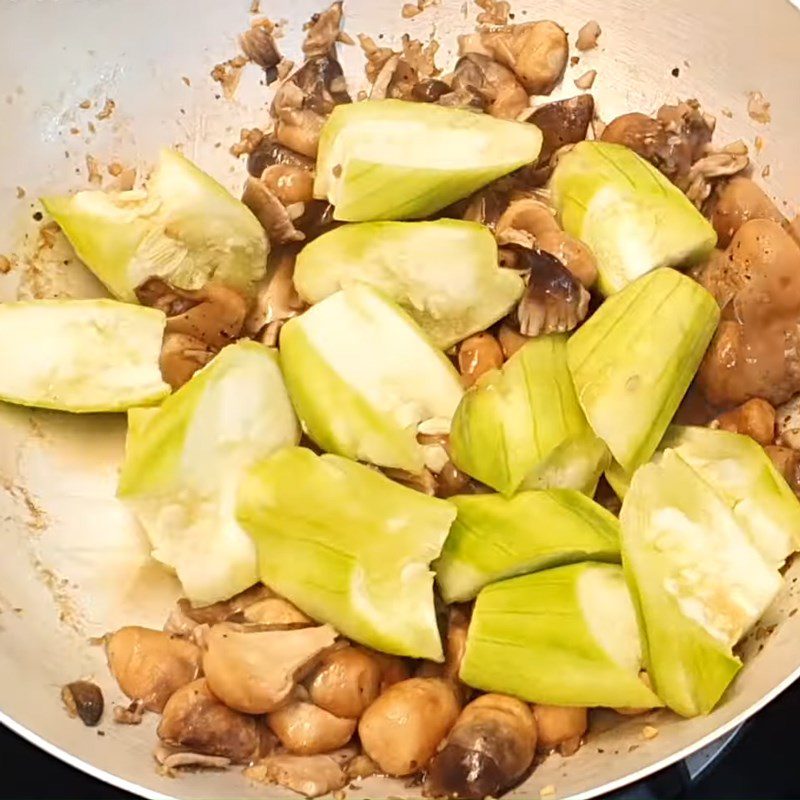 Step 4 Stir-fry straw mushrooms Straw mushrooms stir-fried with gourd