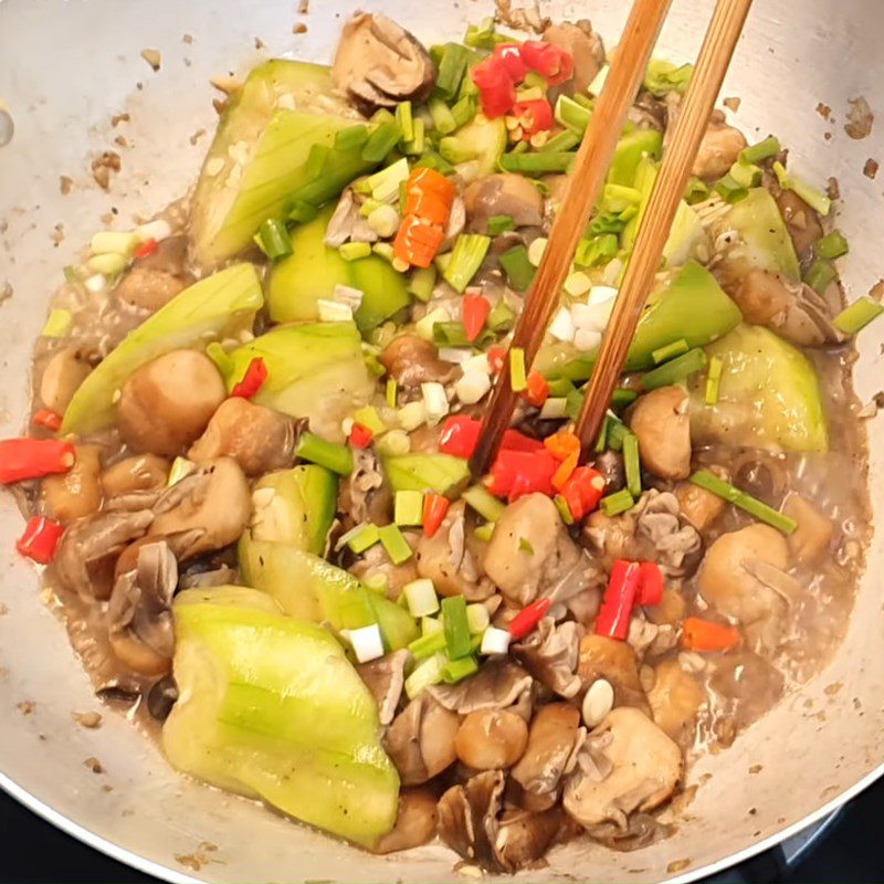 Step 4 Stir-fry straw mushrooms Straw mushrooms stir-fried with gourd