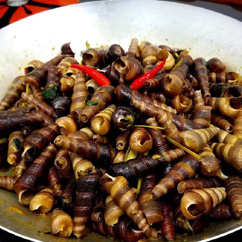 Step 3 Stir-fry the snails Stir-fried snail with lemongrass and chili