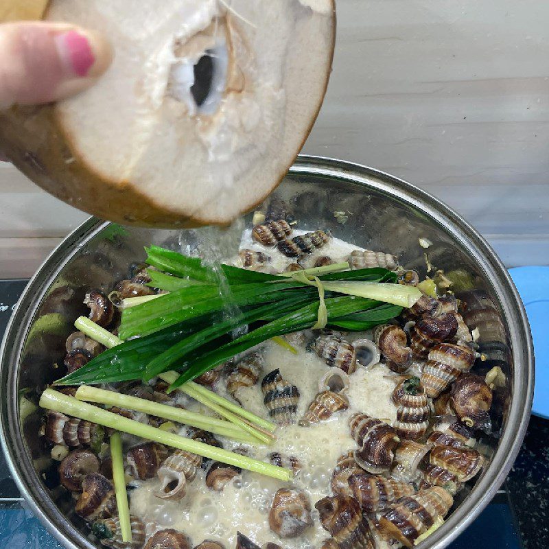 Step 4 Stir-fried snails with coconut