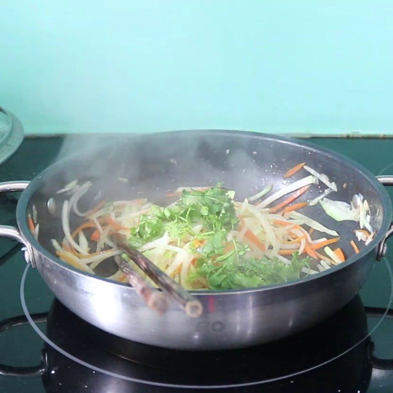 Step 2 Stir-fried kohlrabi with carrots