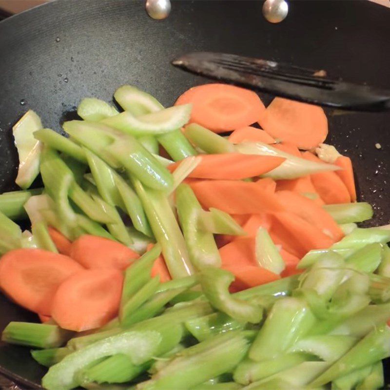 Step 4 Stir-fried vegetables Chicken breast stir-fried with celery and cashew nuts