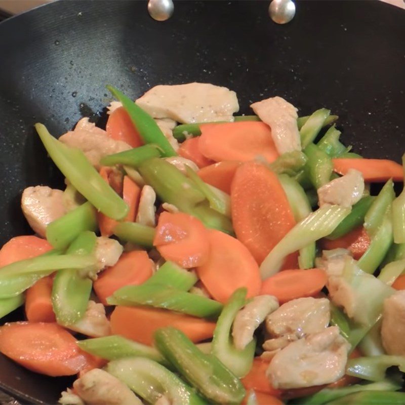 Step 4 Stir-fried vegetables Chicken breast stir-fried with celery and cashew nuts