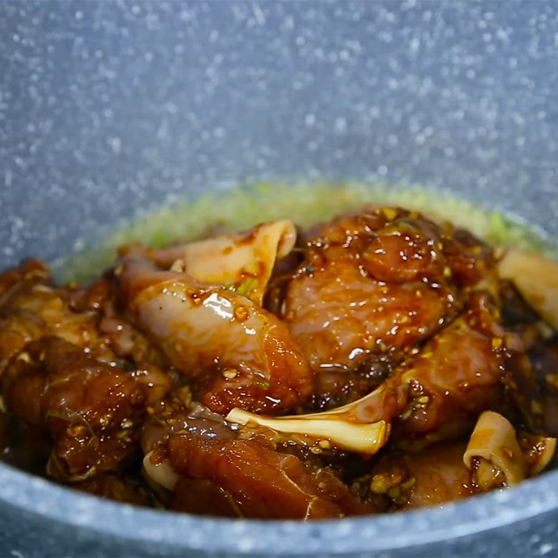 Step 3 Sauté the pork leg Lotus root soup with pork leg